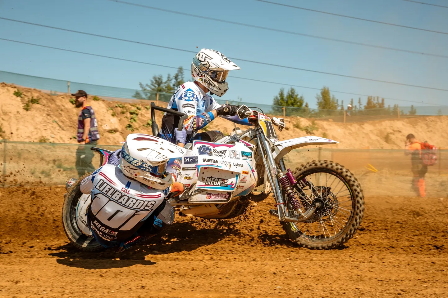 Latvijas motosportisti Daniels un Bruno Lielbārži