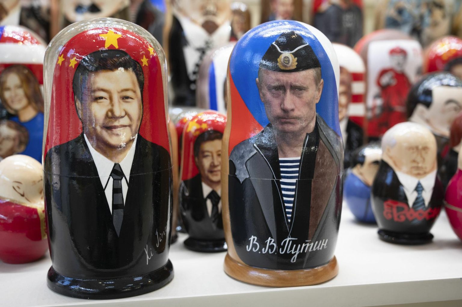 Hiina presidendi Xi Jinpingi ja Vladimir Putini piltidega matrjoškad Moskva suveniiripoes.