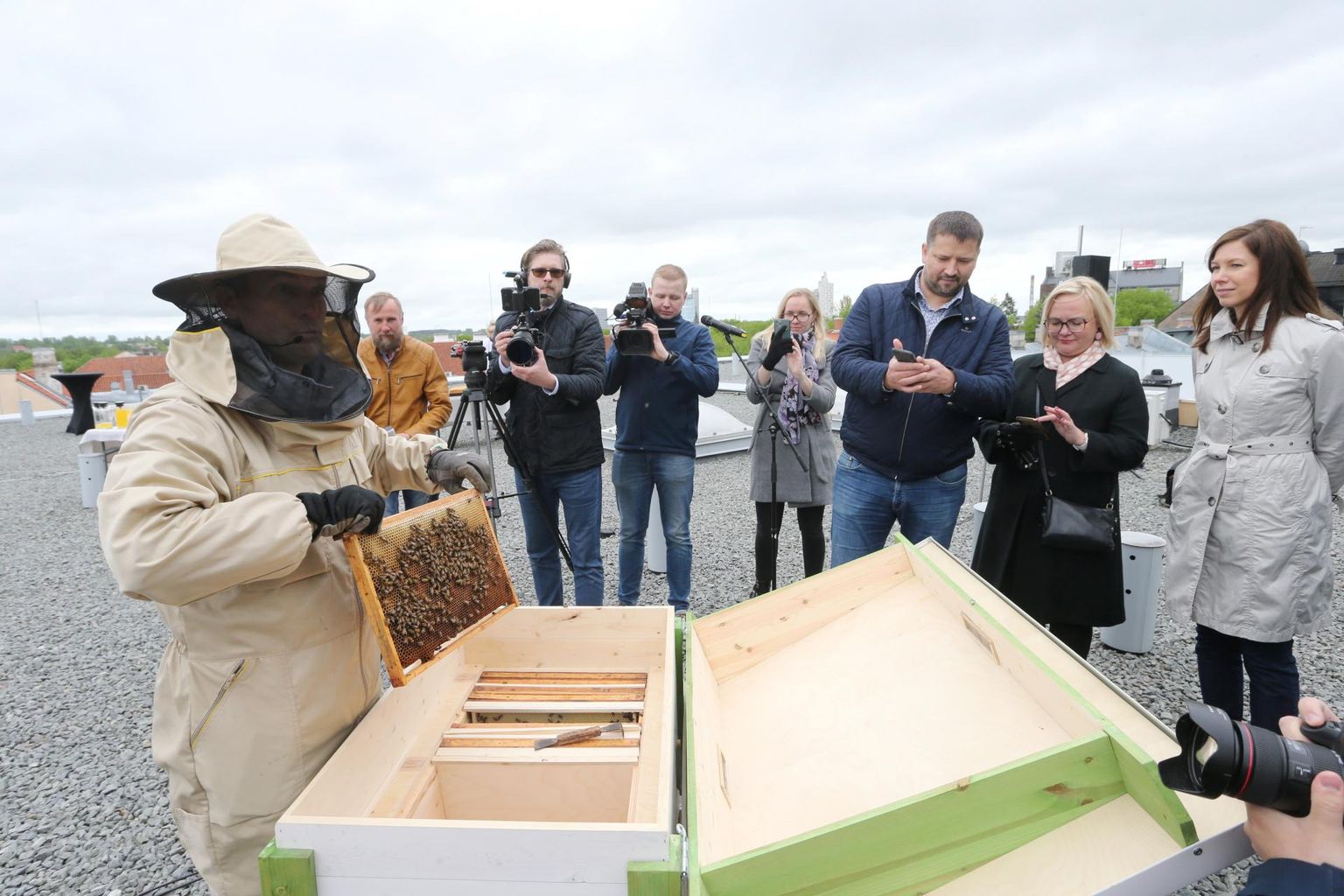Lydia mesilaste eest hoolitsev Estiko Grupi kommunikatsioonijuht Jaan Olmaru näitas eile julgetele tarude sisu.