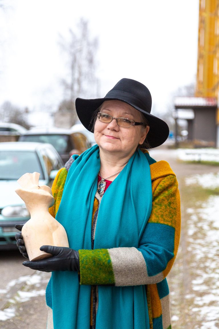 Lõuna-Eesti Postimehe töötaja Aime Hõbejõgi võttis Sirli Homuhalt vastu muusa kolleegipreemia. 