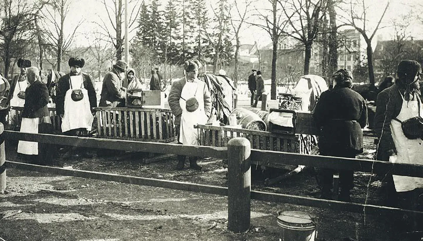 Esimese iseseisvusperioodi majanduses oli suur roll põllumajandusel. Pildil või, koore ja juustu müüjad Tartu turul 1930. aastatel.