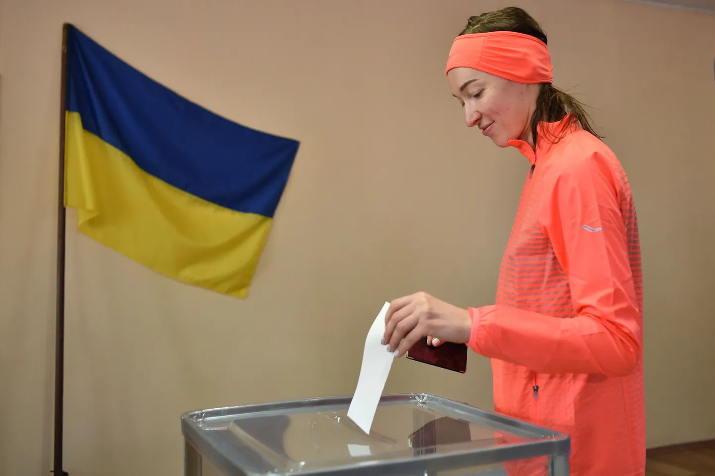 Valija langetamas oma hääletussedelit valimiskasti Ukraina presidendivalimiste teises voorus 21. aprillil.