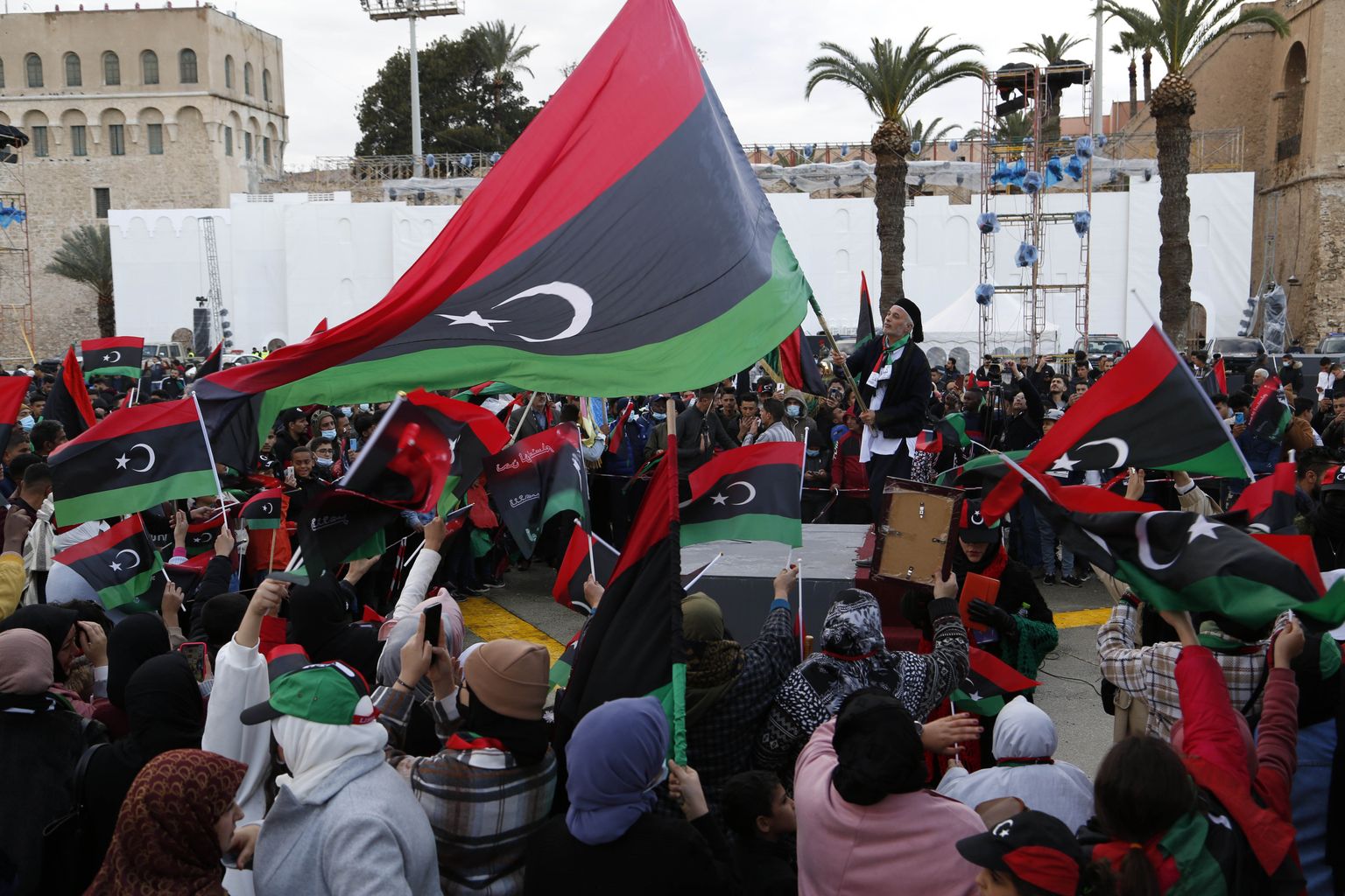 Inimesed lehvitavad Liibüa lippe, et tähistada 2011. aastal endise presidendi Moammar Gaddafi kukutanud ülestõusu 11. aastapäeva Märtrite väljakul Liibüa pealinnas Tripolis.