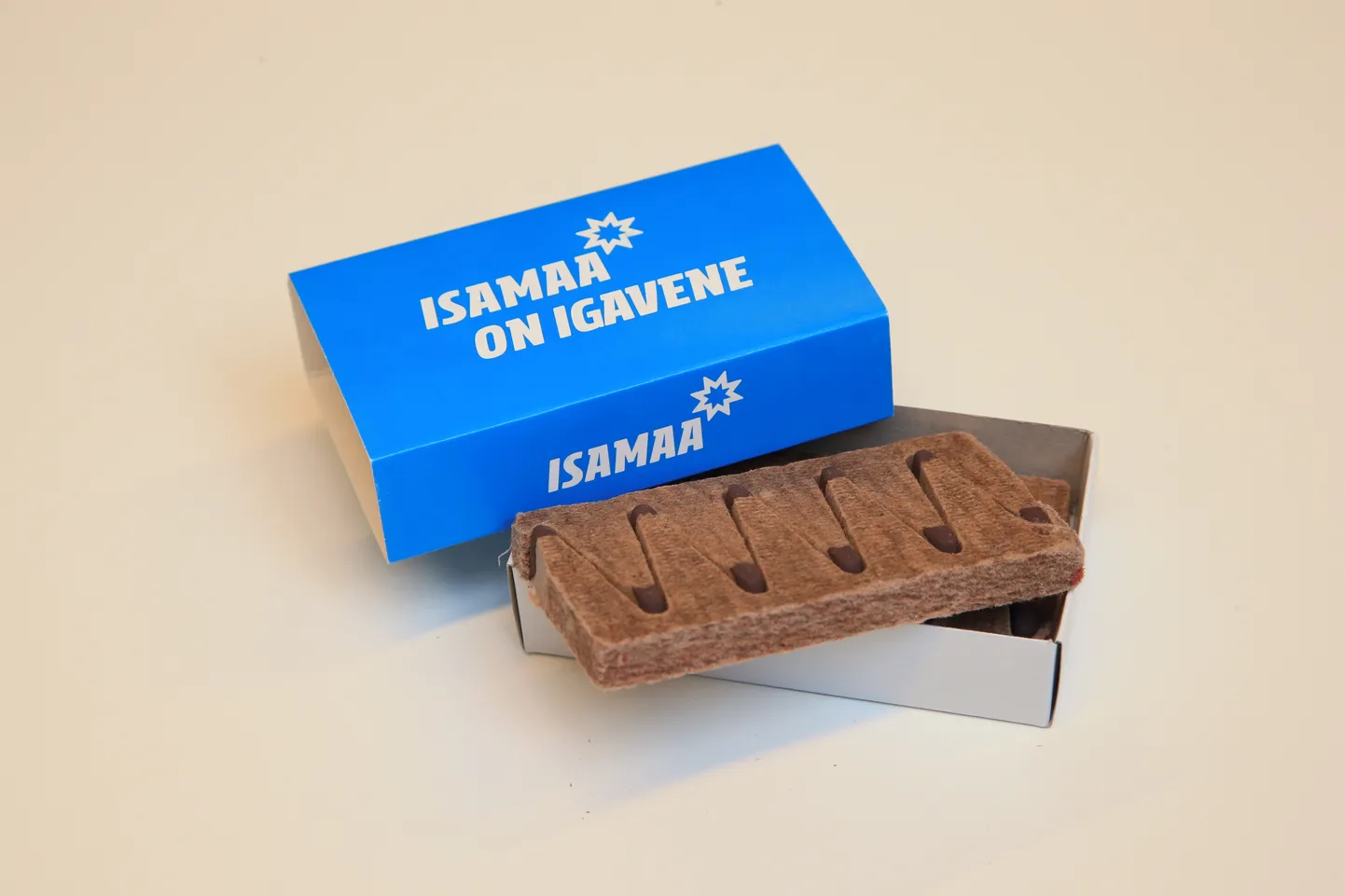 Isamaa kirjadega süütetabletid. Pilt on illustreeriv.