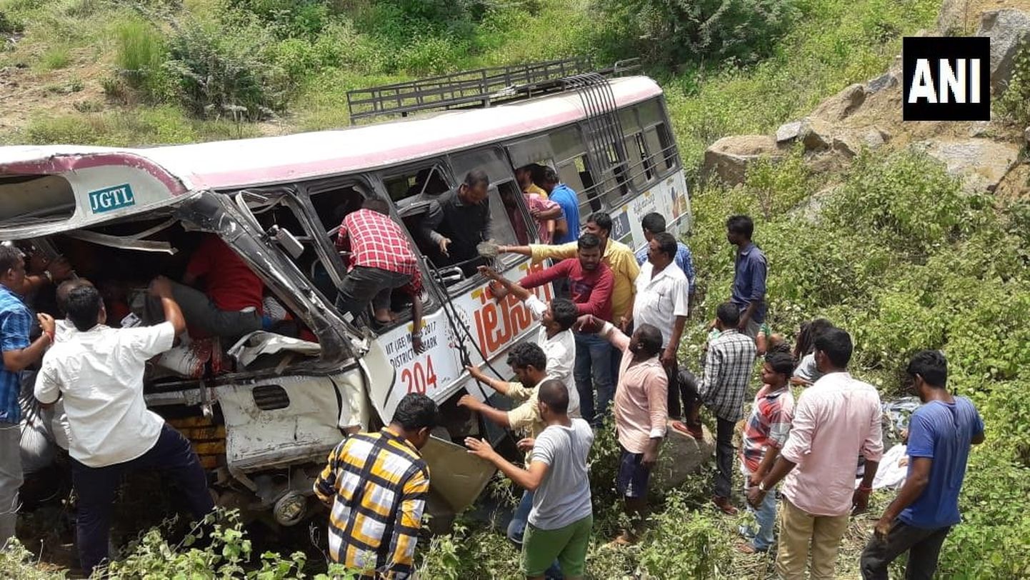 Indias sõitis buss välja mägiteelt, õnnetuses hukkus vähemalt 43 inimest.