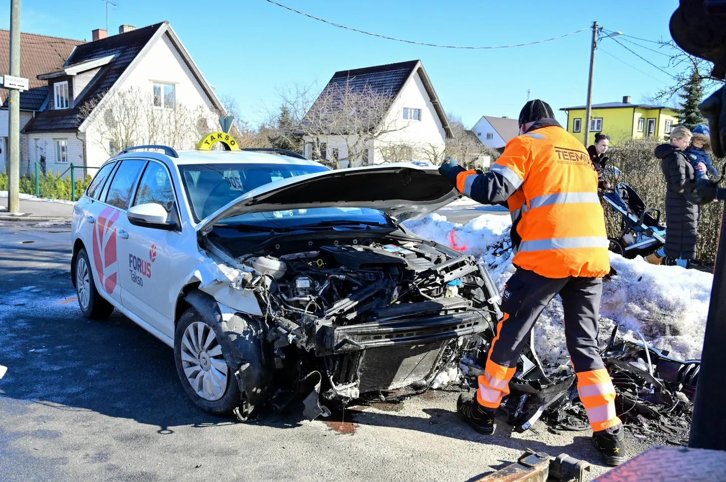Viljandis põrkasid kokku takso Škoda Octavia ja Volkswagen Passat.