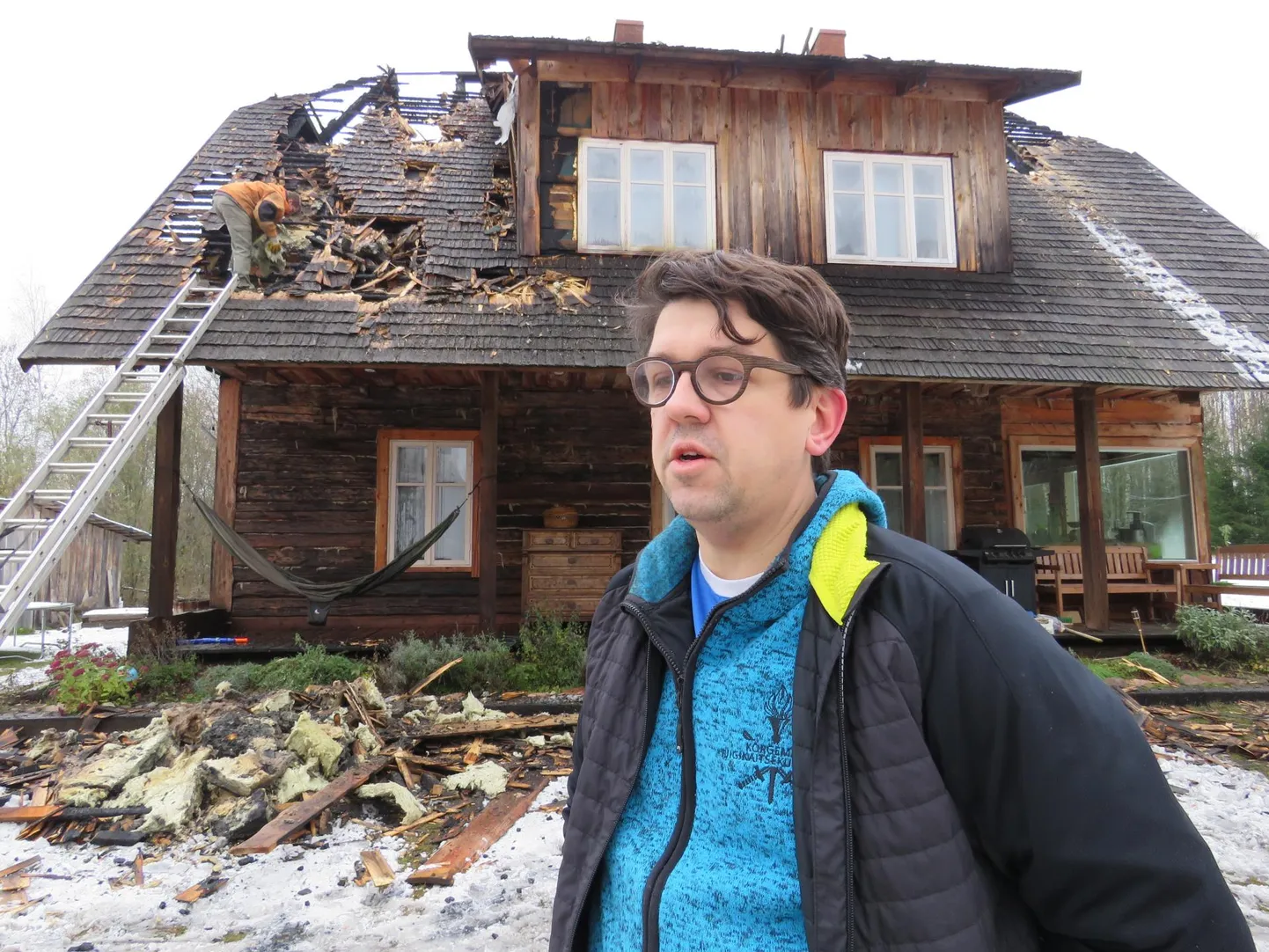 Priit Sibul tulekahjus kannatada saanud kodu ees 2017. aasta sügisel päev pärast põlengut: «2009. aasta jaanipäevast jäime siia. Oleme vaikselt toimetanud, ehitanud. Ja ehitame edasi.»