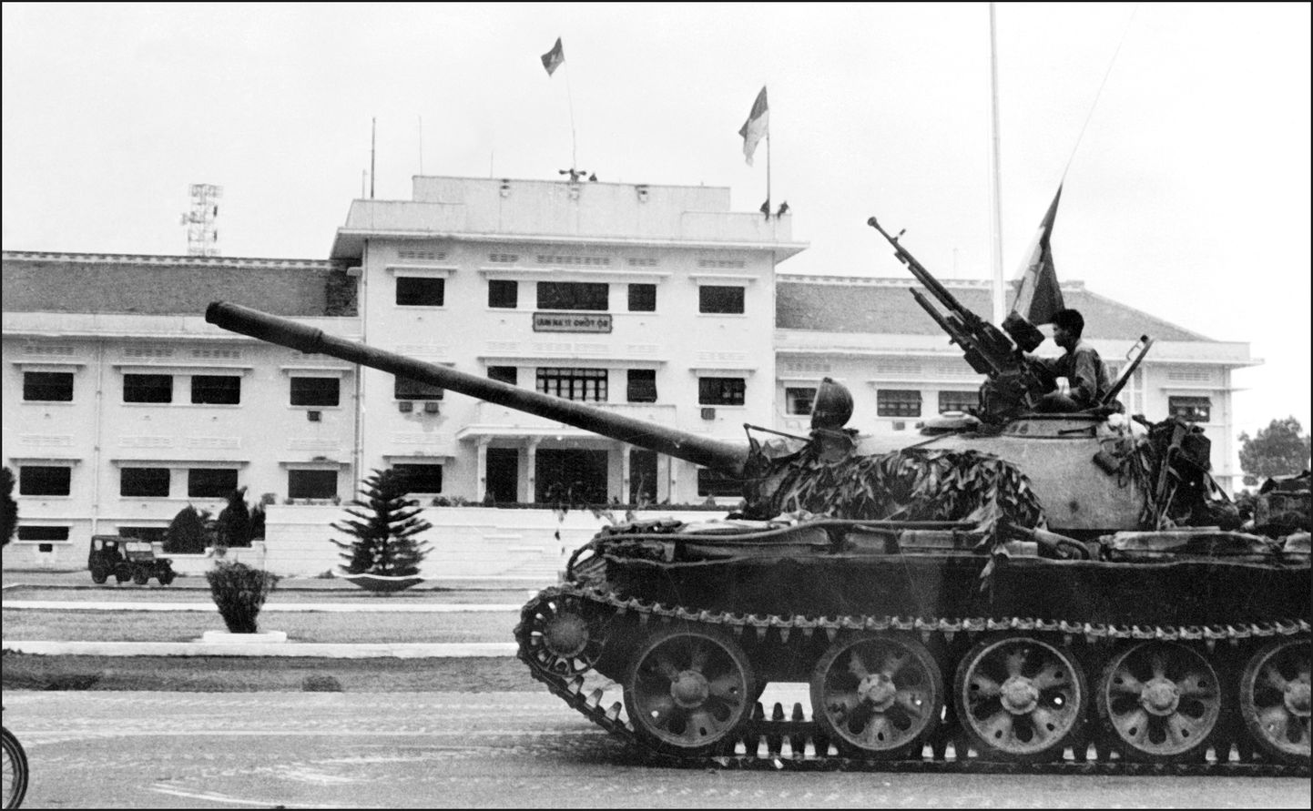 Põhja-Vietnami armee tungib Lõuna-Vietnami presidendipalee juurde 30. aprillil 1975. aastal Saigonis. See oli Lõuna-Vietnami valitsuse viimane tugipunkt.