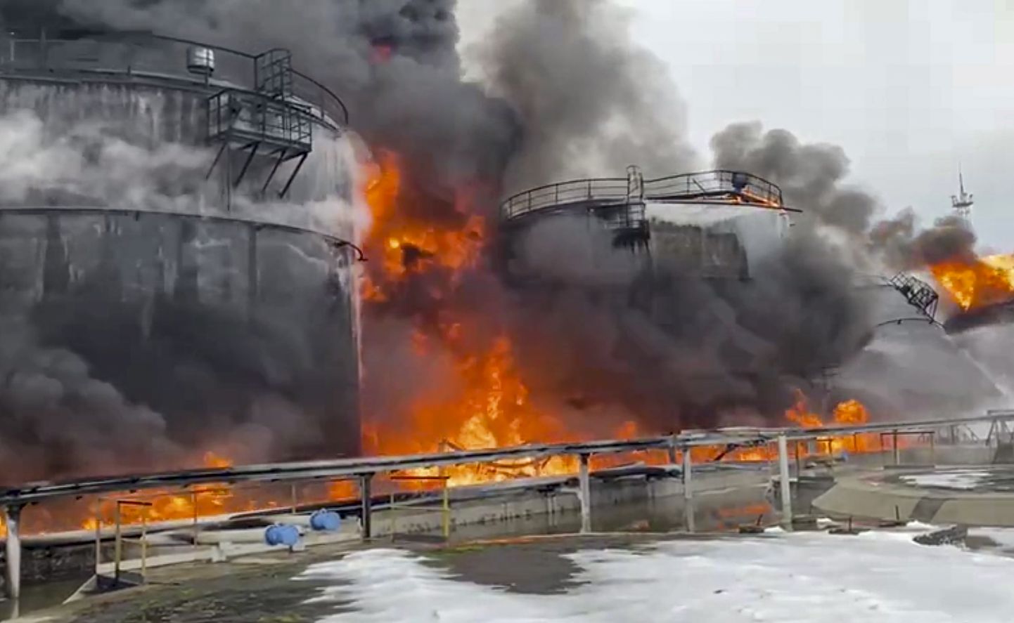 Российская нефтяная промышленность пострадала от атак украинских беспилотников. 19 января был нанесен удар по топливному складу "Роснефти" в Клинцах.