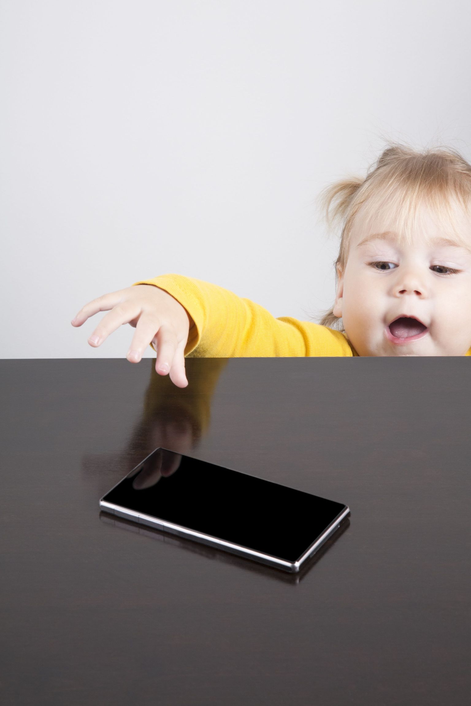 Väikestele lapsed üritavad sageli vanemate laua nurgalt unustatud nutiseadmeid kätte saada.