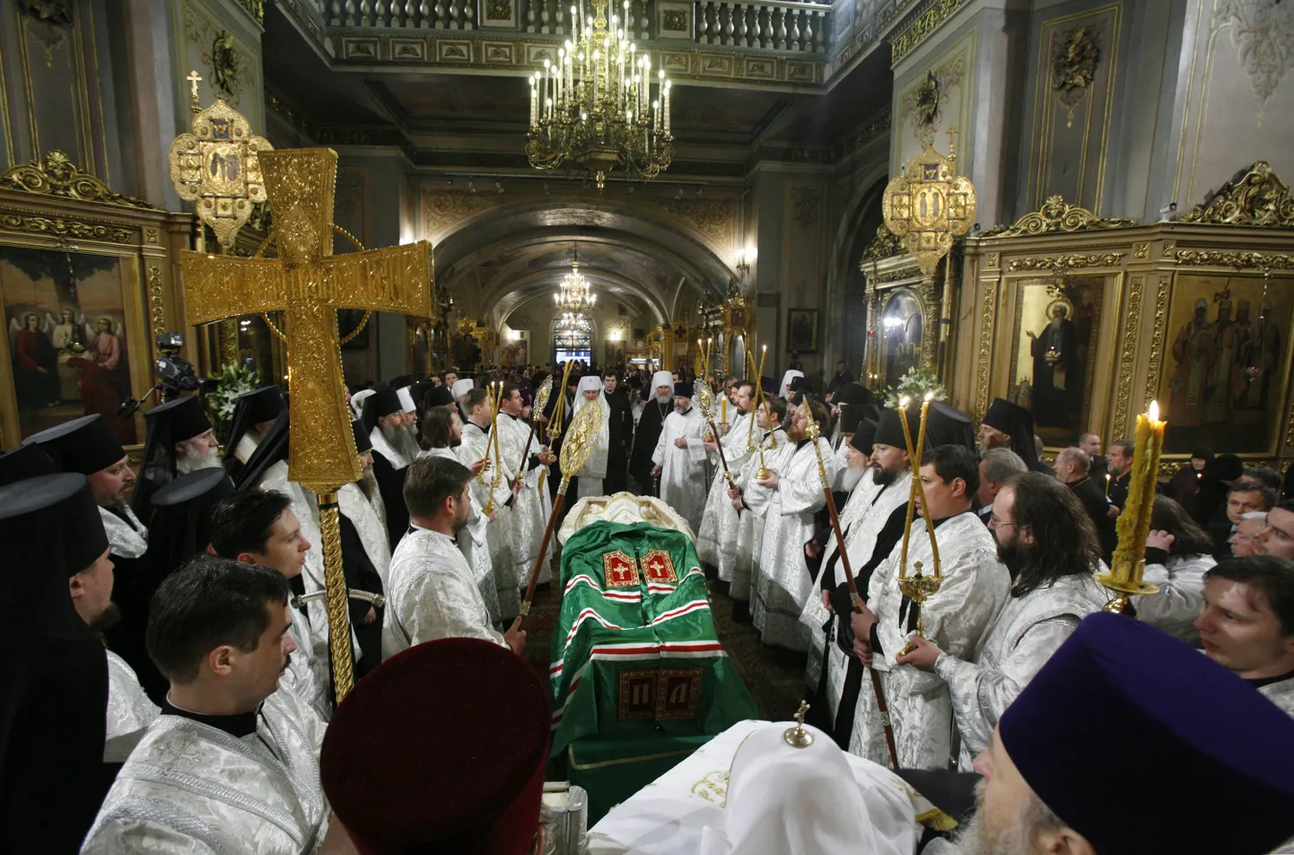 Aleksius II sarga toomine Jelohhovi Jumalailmumise katedraali.