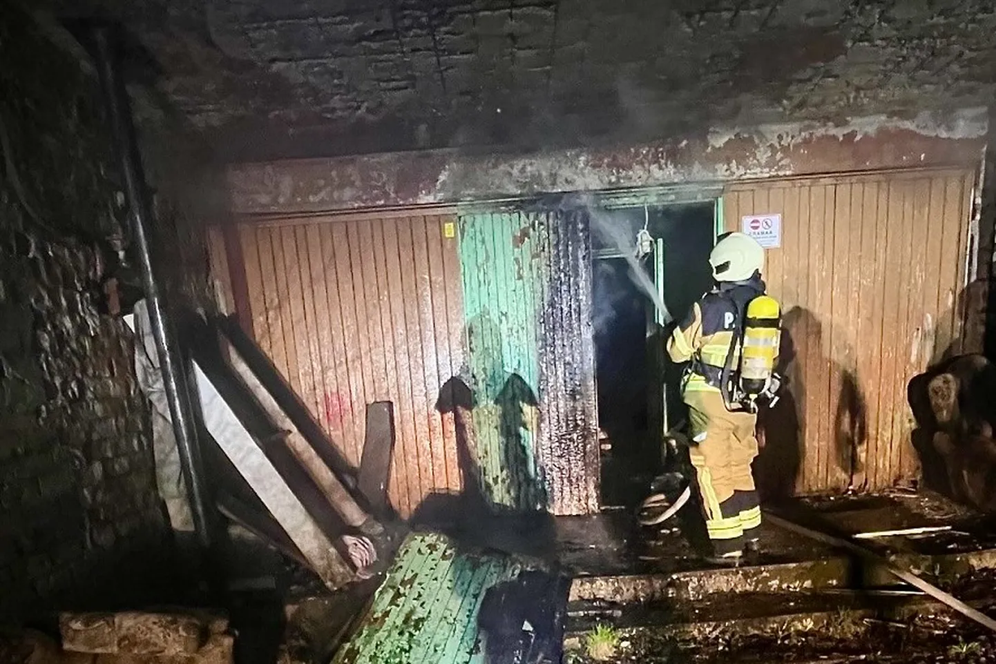 Тушение пожара в доме на улице Тийги в Нарве.