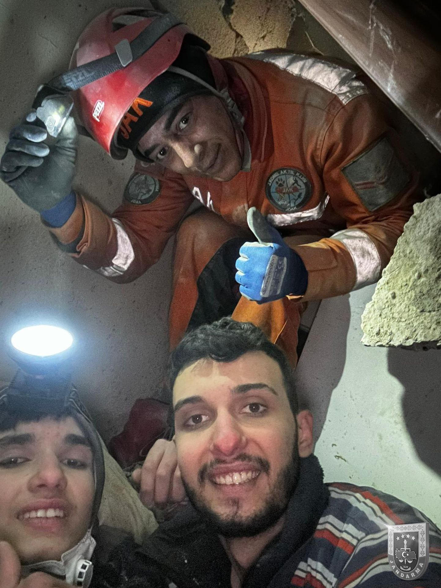 Спасенные из завалов братья из Турции