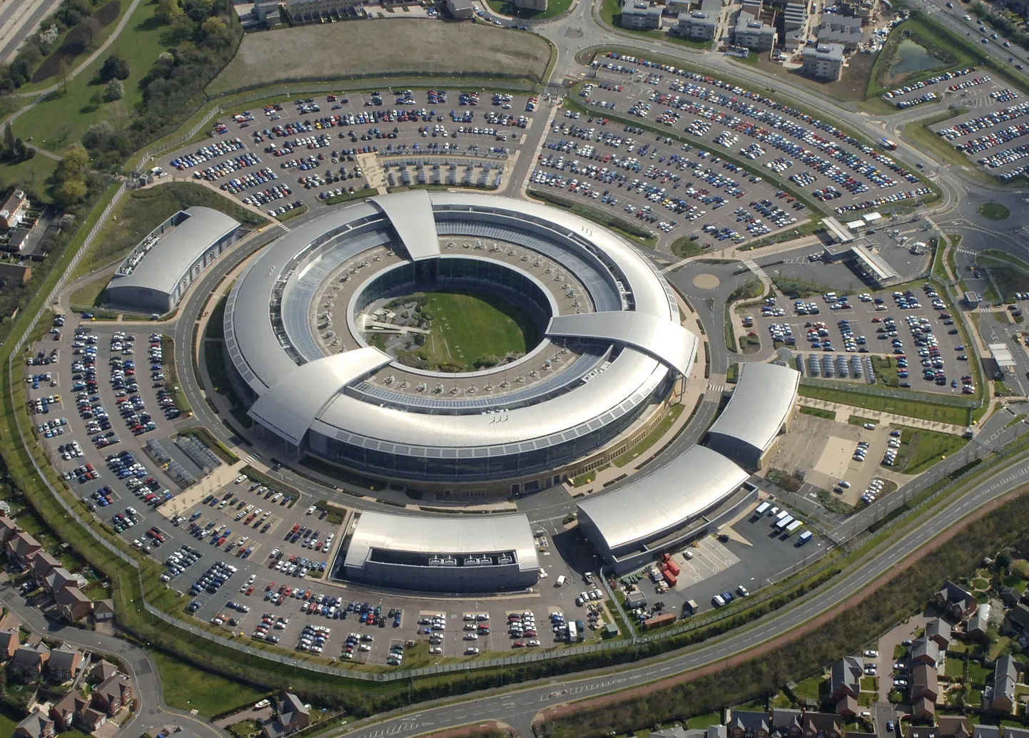 Briti Valitsusside Peakorteri hoone  Cheltenhamis Gloucestershire'i krahvkonnas Kesk-Inglismaal.