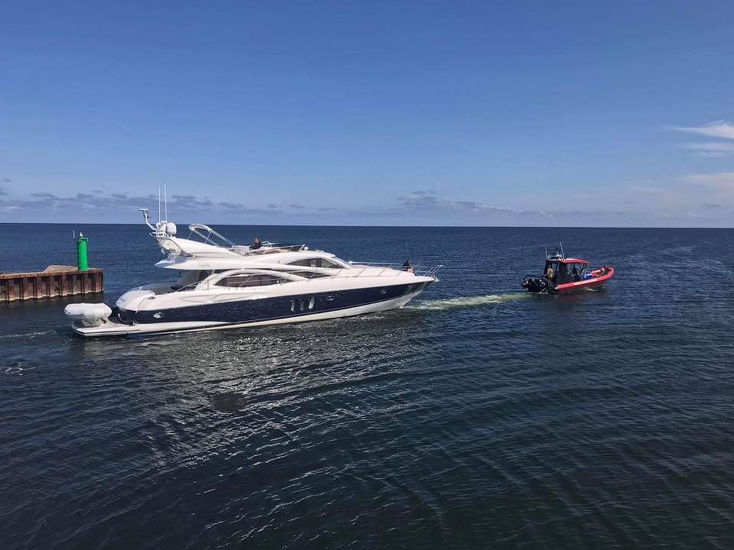 Лодка спасателей из Рухну отбуксировала 20-метровую яхту из Финляндии.