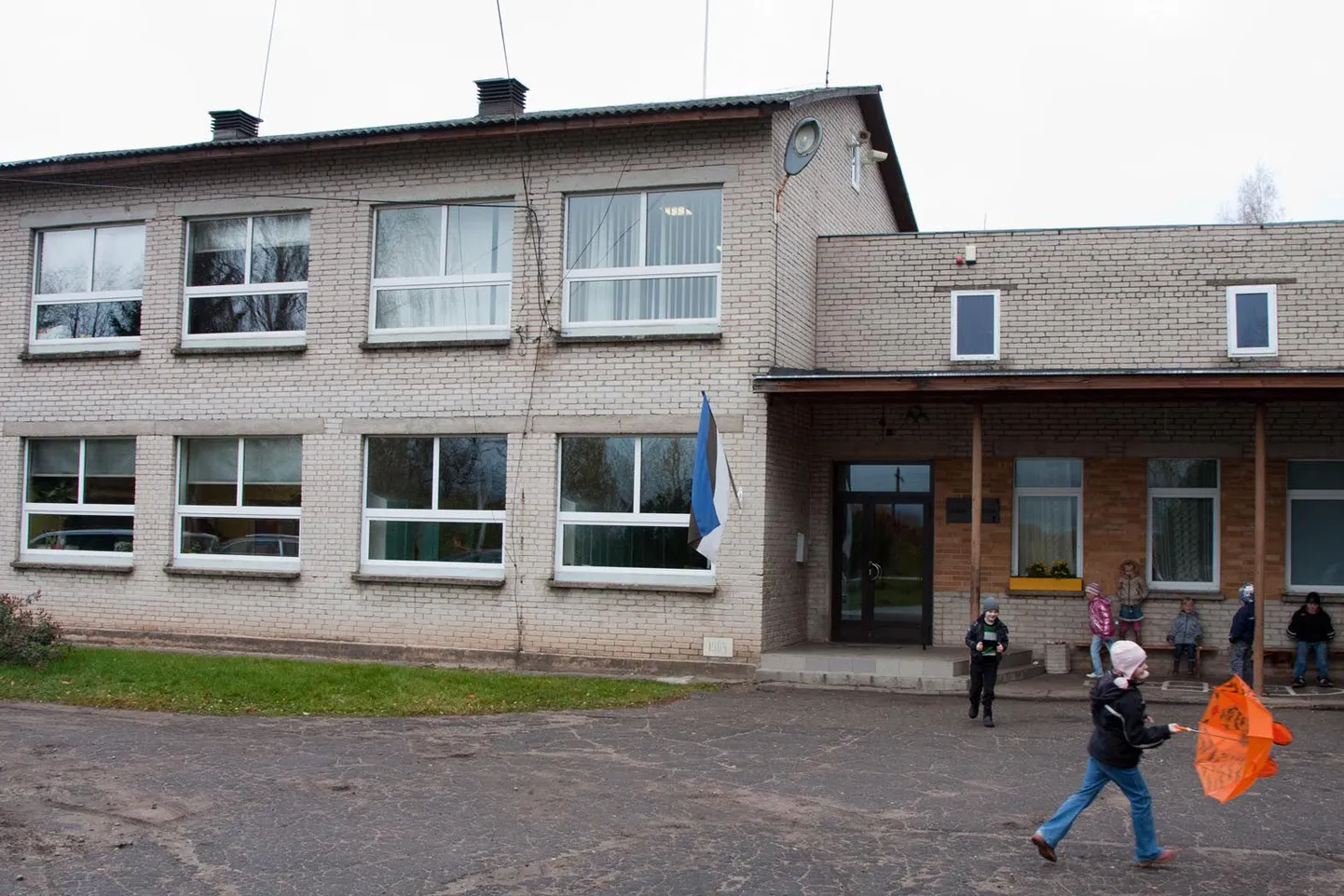 Katlamaja asub Lüllemäe põhikooli taga paiknevas kõrvalhoones ja seega kooliperele otsest ohtu polnud.