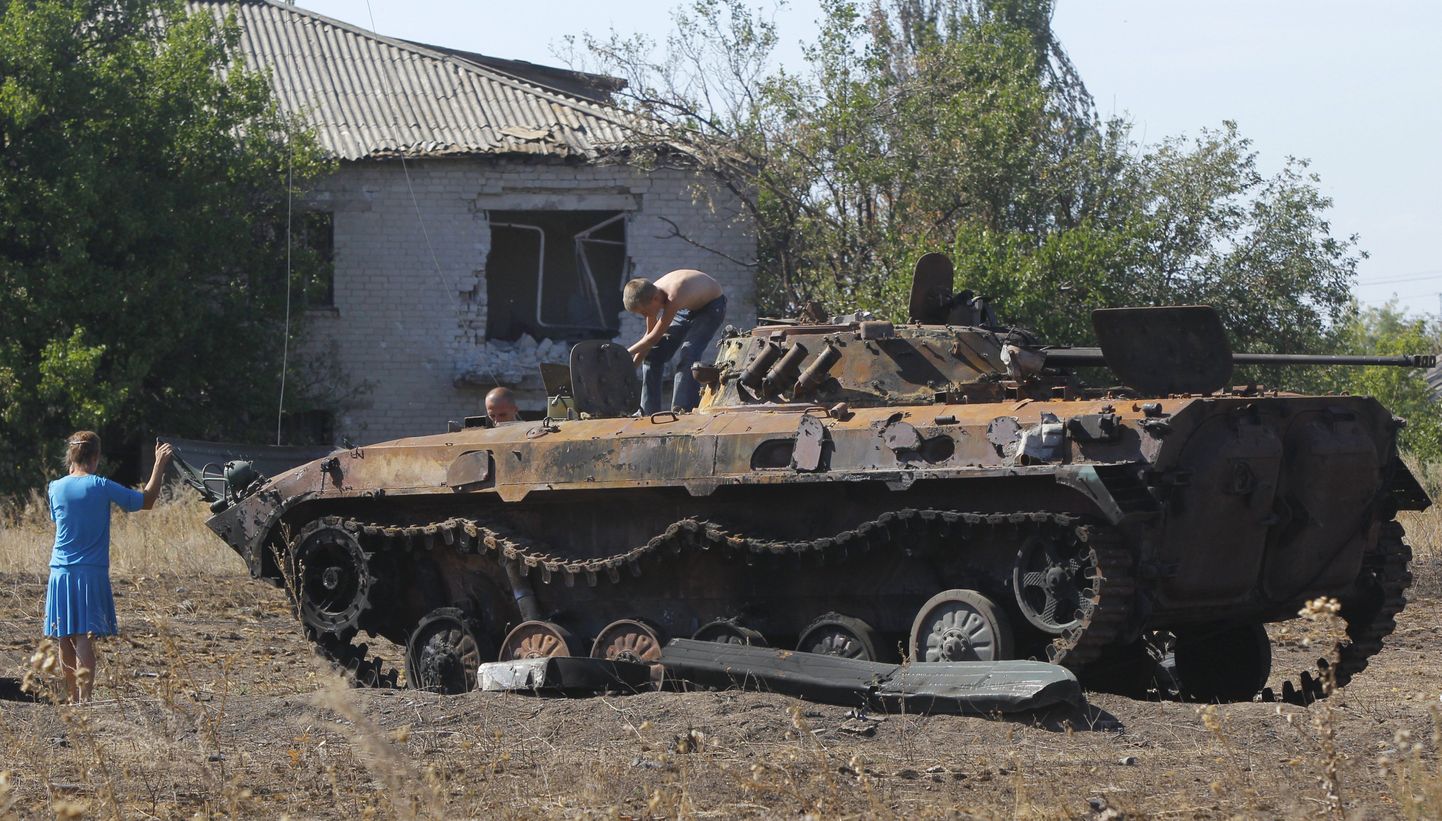 Ukraina armeele kuulunud soomuk Hrabske külas, mis asub Ilovaiski lähistel.