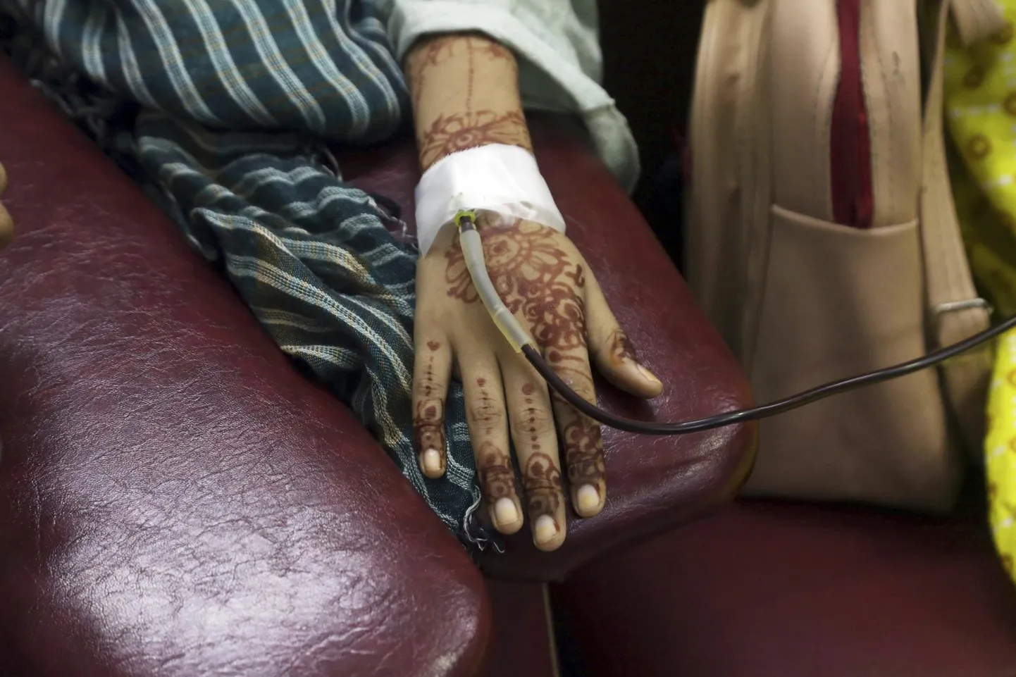 Talasseemiapatsient saab vereülekannet Pakistanis Lahore’is.