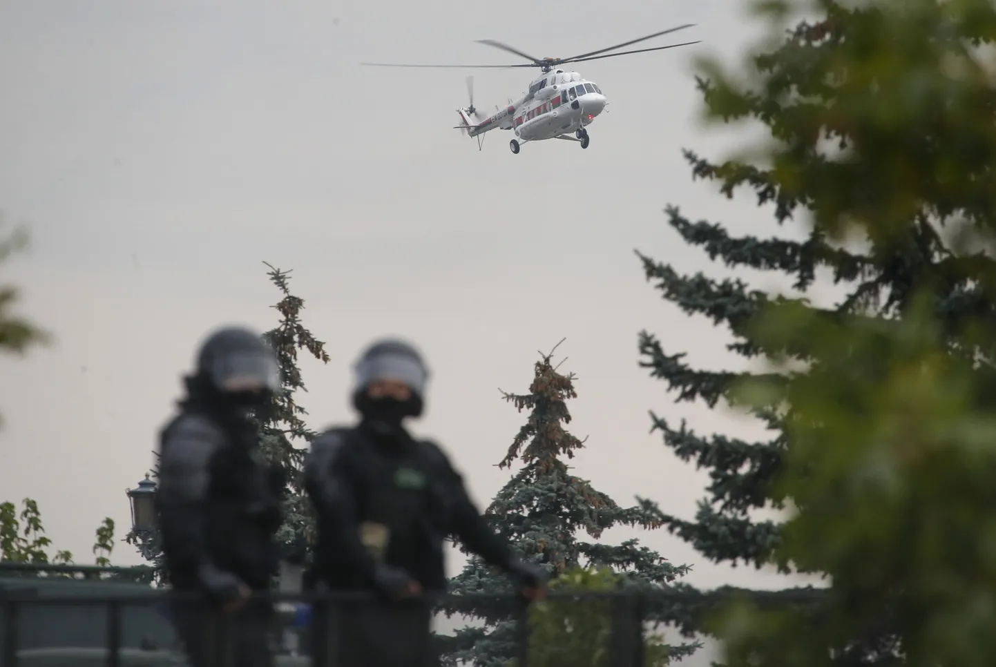 Lukašenko helikopters virs prezidenta darba rezidences "Neatkarības pils"