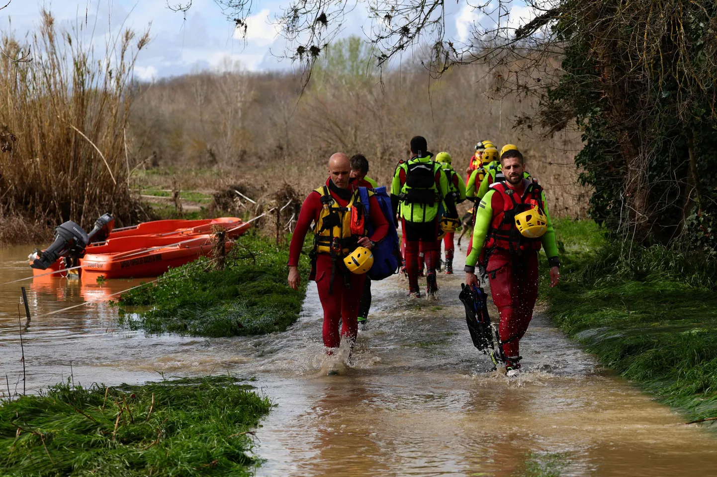 Päästjad osalemas seitsme kadunud inimese otsimisel Gardoni jões 10. märtsil 2024 pärast tugevat vihmasadu Kagu-Prantsusmaal.