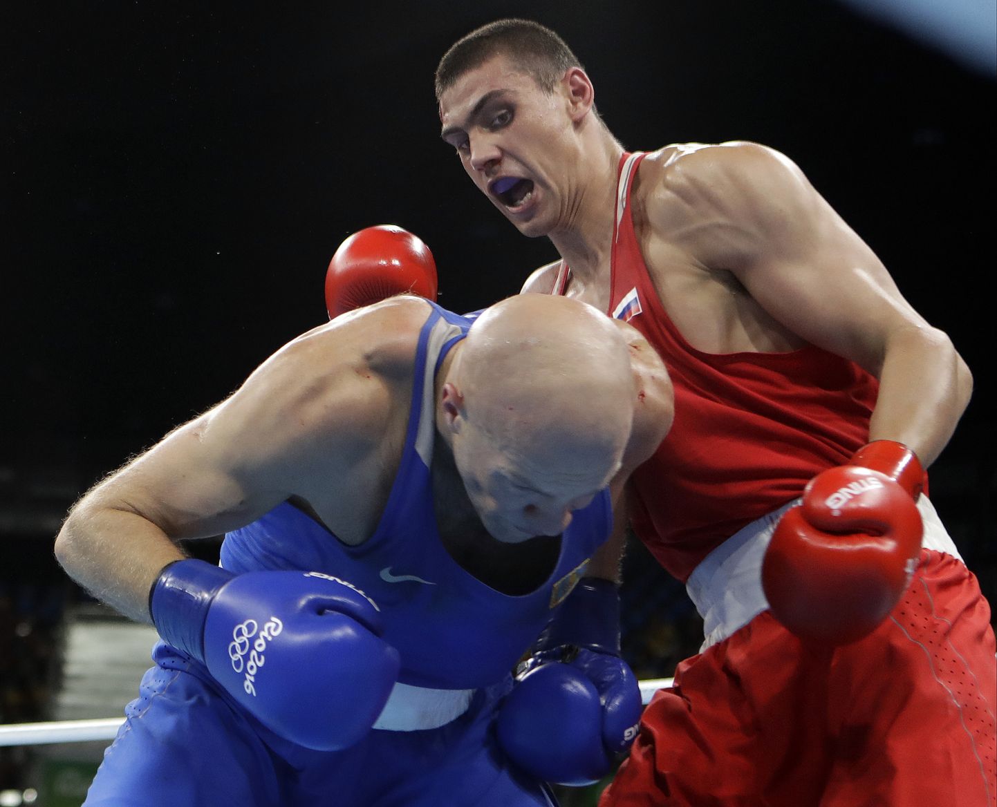 Jevgeni Tištšenko (punases) teenis Rio olümpia poksi raskekaalu finaalis vastuolulise võidu Vassili Leviti üle.