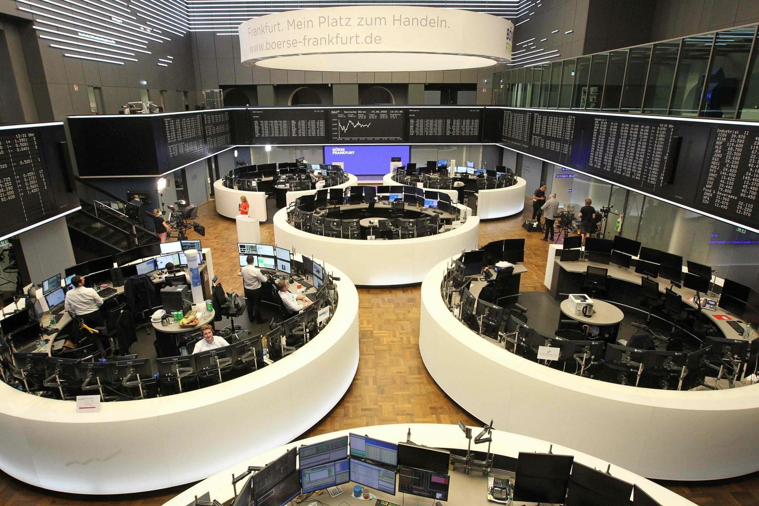 Kauplejad 15. juunil 2022 Saksamaal Maini-äärse Frankfurdi börsil ootamas teateid Euroopa Keskpanga erakorraliselt kohtumiselt.