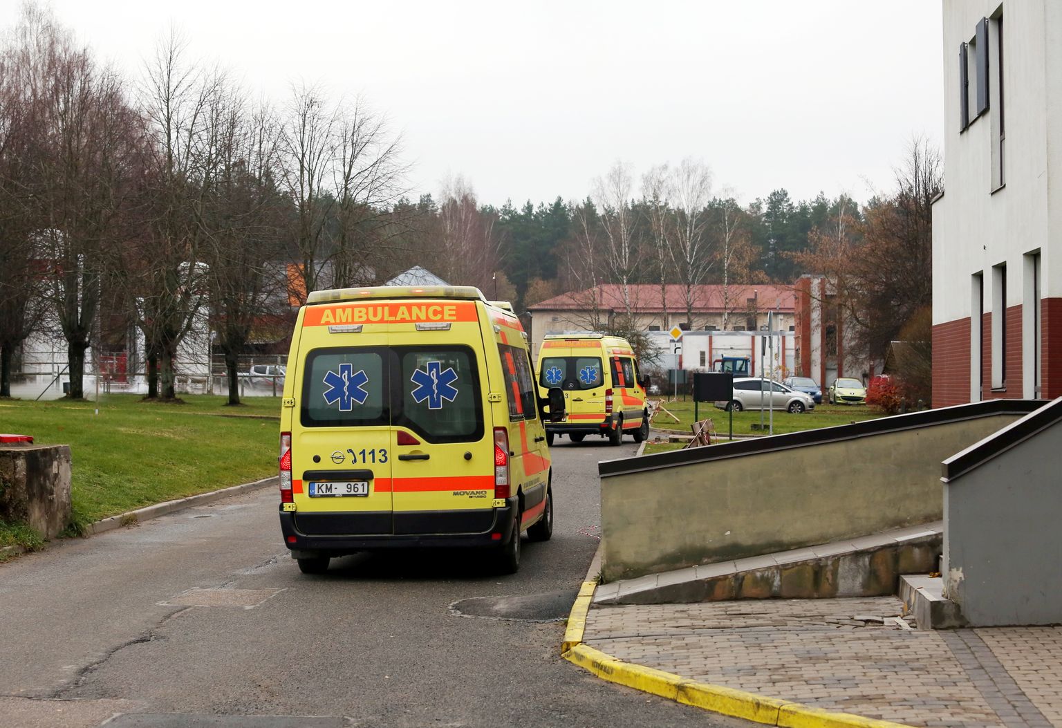 Neatliekamās medicīniskās palīdzības automašīnas pie Rīgas Austrumu klīniskās universitātes slimnīcas stacionāra "Gaiļezers".