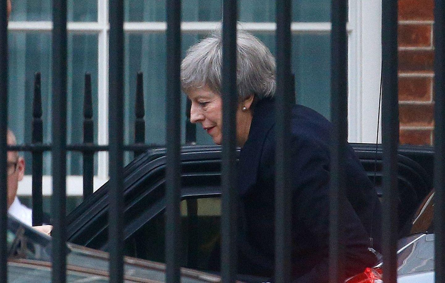 Peaminister Theresa May eile oma tööruumide juures.