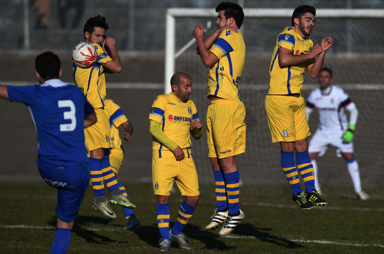 Canelase jalgpallurid (kollases vormis) kaotusmängus Candali klubi vastu.