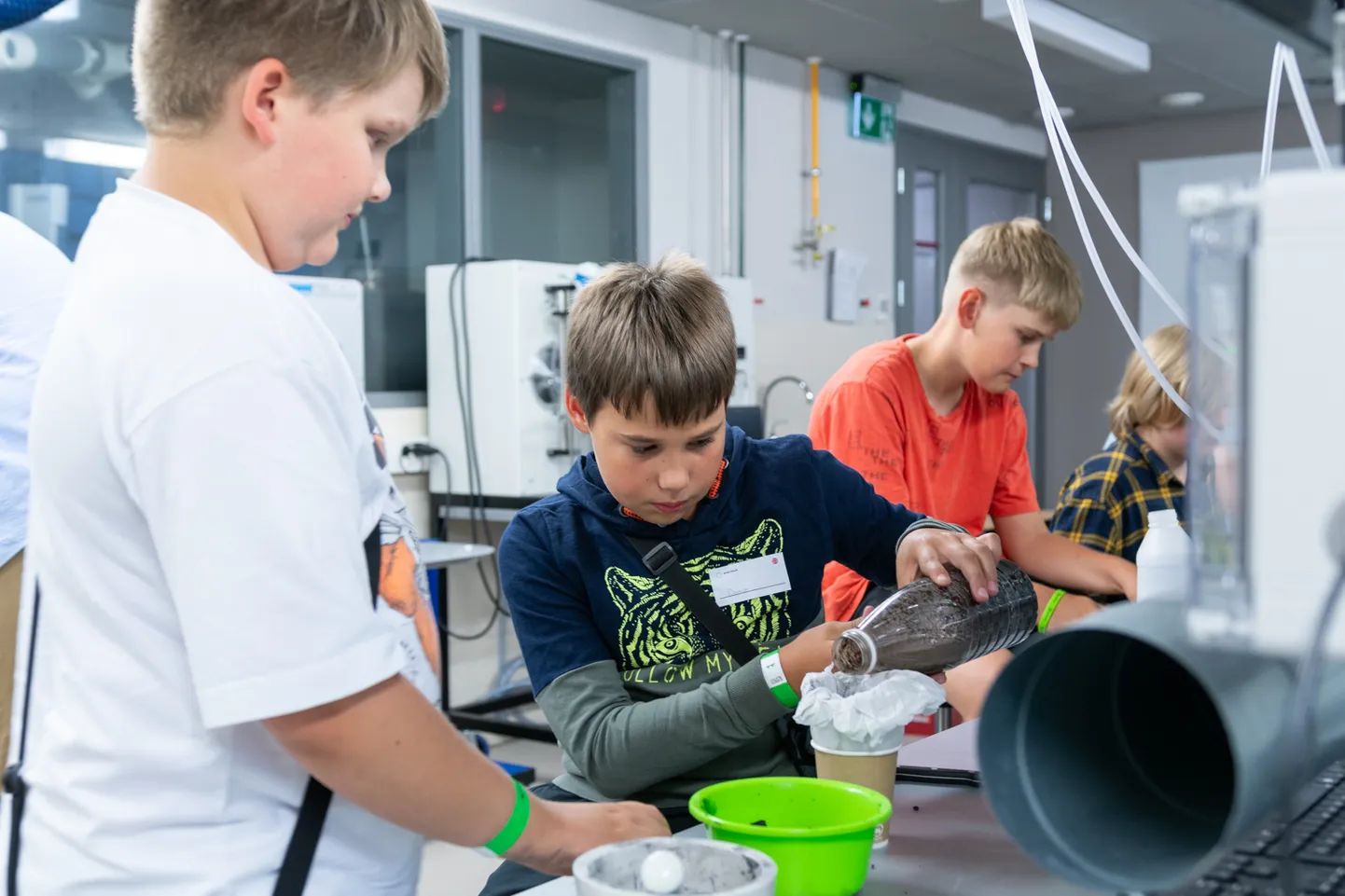Noored tehnikahuvilised Enerhacki laagris