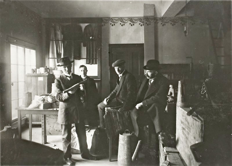 Karl Eduard Sööt, Kristjan Raud, Gustav Matto ja Edgar Eisenschmidt Vanemuise kolmanda korruse ruumides muuseumi kogude juures 1911