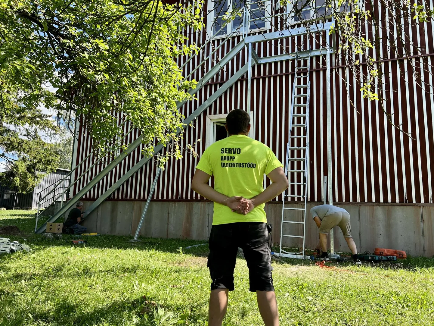 "Puure läheb küll hunnikus," nentis Servo Grupi juht Aivo Pirak trepi paigaldamisel. Trepiastmete kinnitamise jaoks tuleb nimelt iga auk metalli sisse eraldi kohapeal puurida.