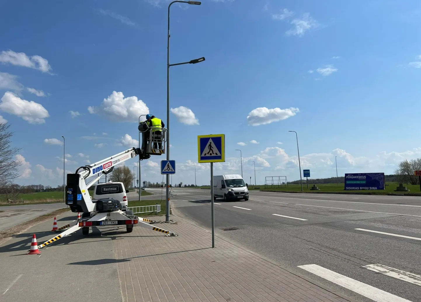 Ohutussüsteem annab teed ületavast jalakäijast märku postide küljes olevate LED-tuledega.