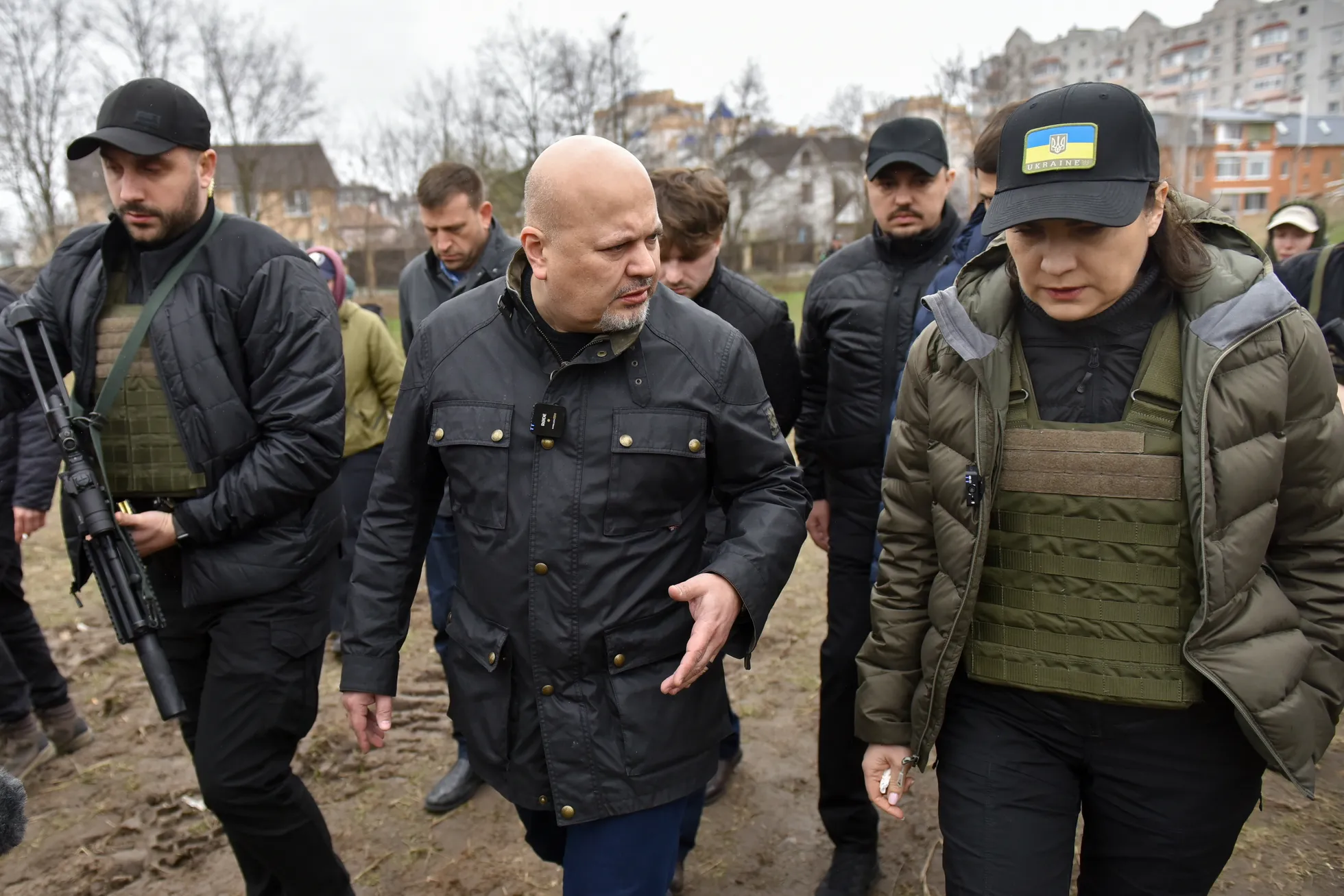 Rahvusvahelise Kriminaalkohtu prokurör Karim Akmad Khan ja Ukraina peaprokurör Irõna Venediktova Butšas.