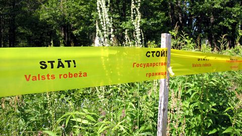 Par nelegālo migrantu pārvadāšanu aizturēti divi Latvijas pilsoņi