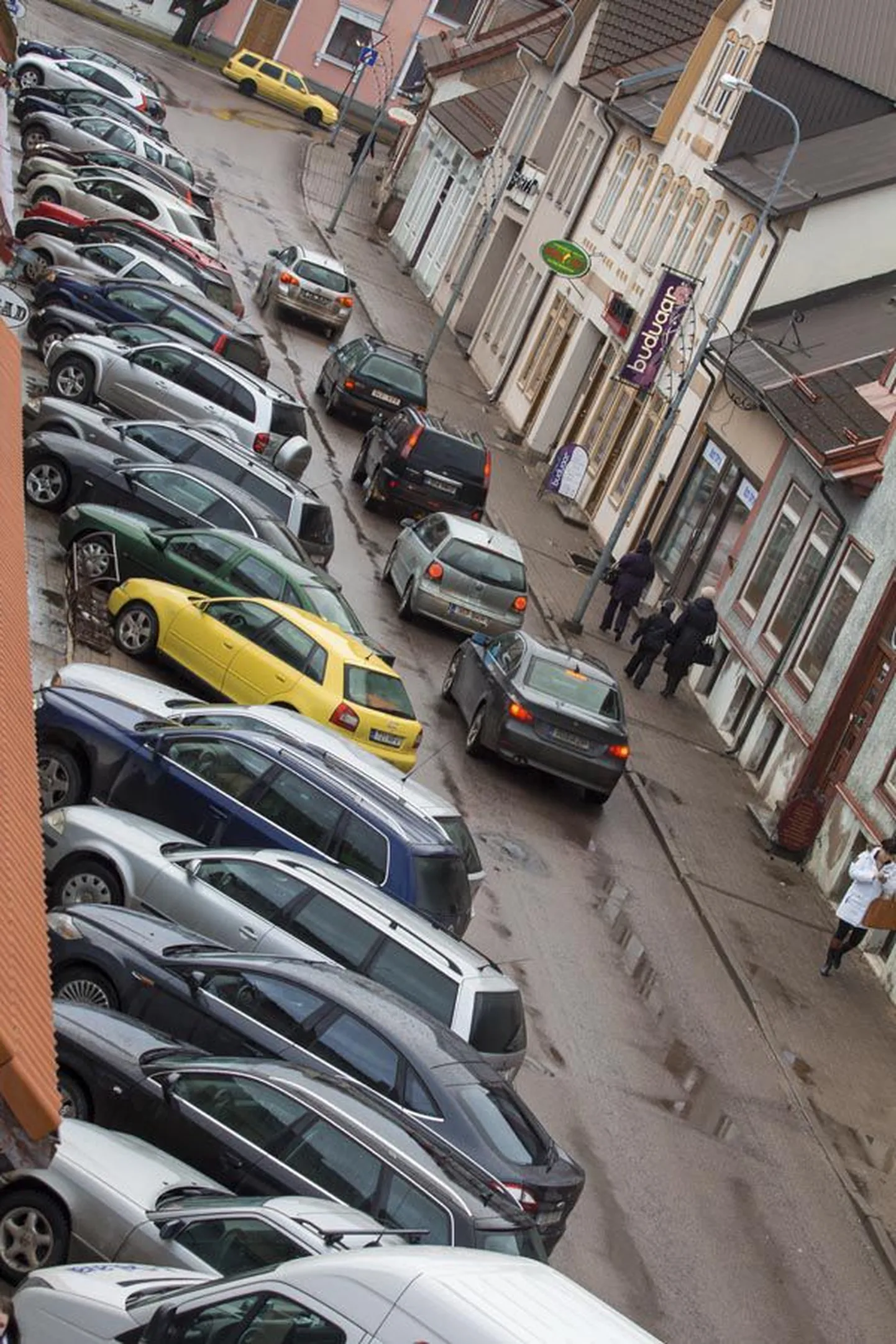 Tasuta parkimine on kesklinnas loonud olukorra, kus autojuhtidel on aeg-ajalt väga keeruline parkimiskohta leida.