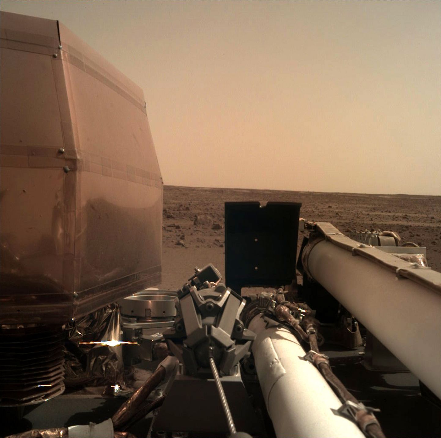 Pirmais attēls, ko zonde Insight uzņēmusi pēc nolaišanās uz Marsa. 26.11.2018.