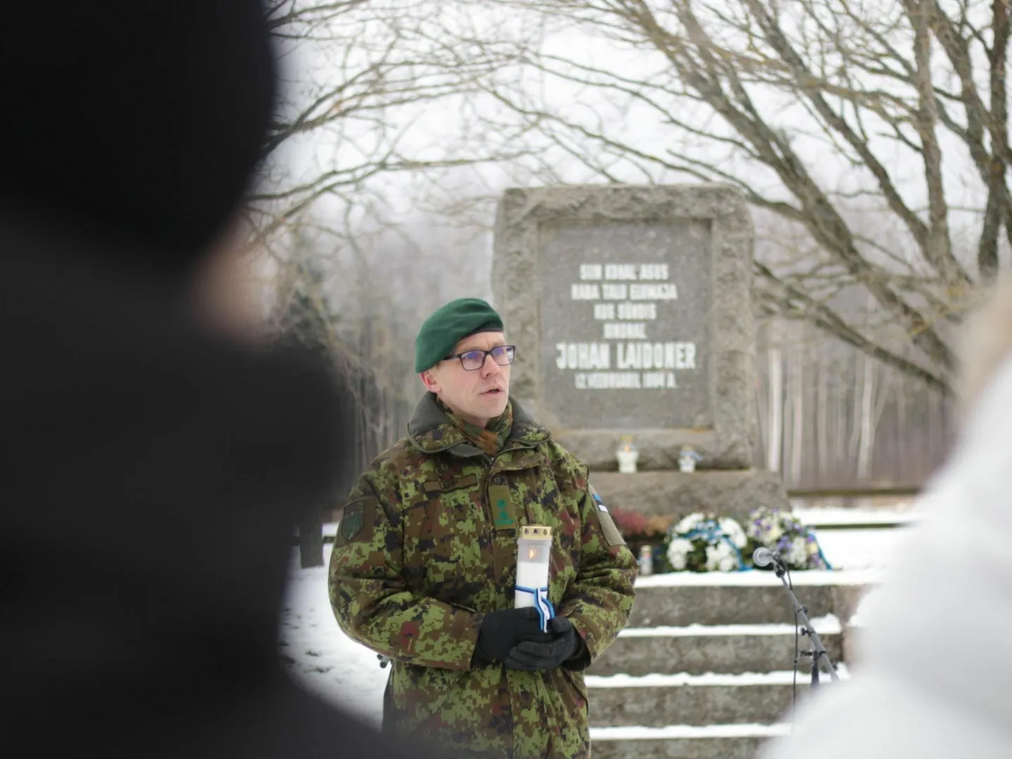 Sakala maleva pealik Andres Lapp pidas Johan Laidoneri sünniaastapäeval tema mälestusmärgi juures kõnet.