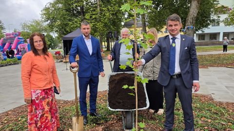 GALERII ⟩ Antsla avas ligi miljon eurot maksnud uue linnasüdame