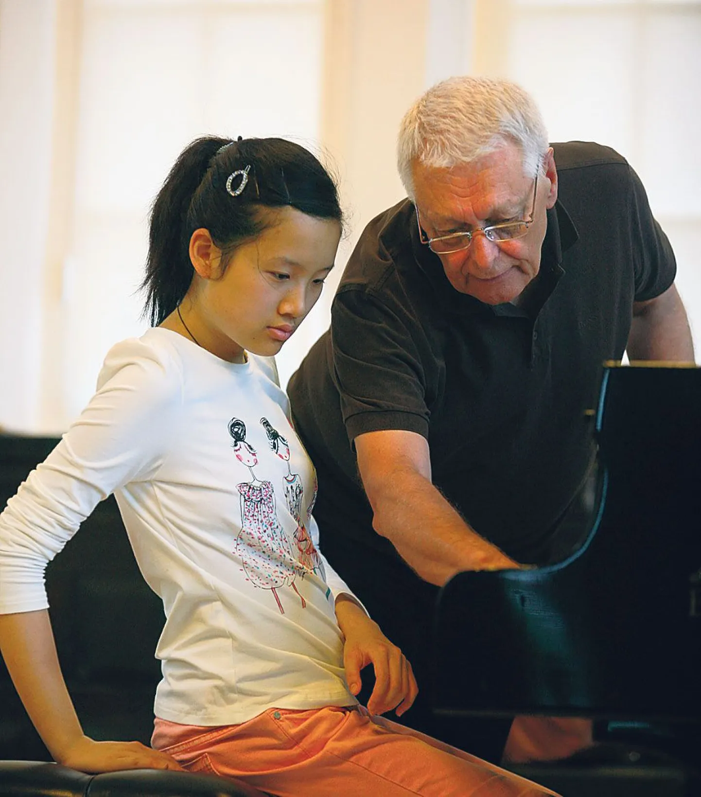 Hiinast pärit Jingfang Tan on võitnud auhindu klaverikonkurssidel Indoneesias, Prantsusmaal ja Saksamaal. Kaks viimast aastat õpib ta Viini muusikaülikooli eelkolledžis. Professor Arbo Valdma Pärnu meistrikursustel osaleb ta teist korda.