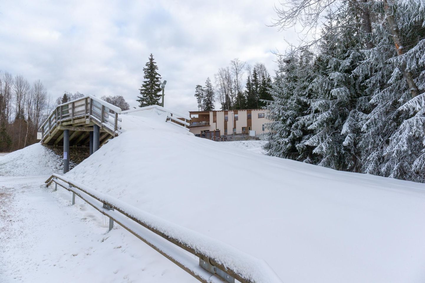 Kõige lumisem koht Viljandimaal on Holstre-Pollis, kus lumekahurid tootsid ööl vastu kolmapäeva tehislund.