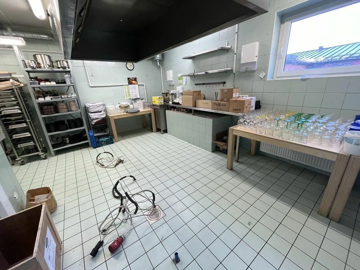 Viljandi linnavalitsus pani oksjonile asjad, mis jäid Sakala keskuse kohvikuruumidesse selle rentnikust. Need müüakse võla katteks.
