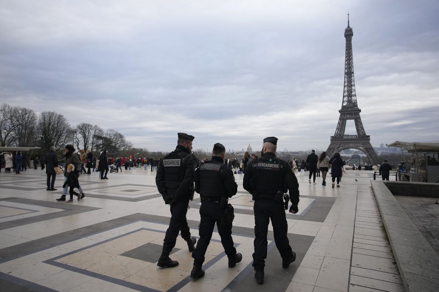 Prantsuse politseinikud Eiffeli torni ligidal.