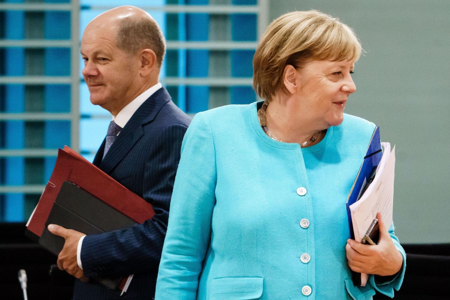 Ametist lahkuv Saksa liidukantsler Angela Merkel ja tema valitsuse rahandusminister, valimistel enim hääli kogunud sotsiaaldemokraatide kantslerikandidaat Olaf Scholz.