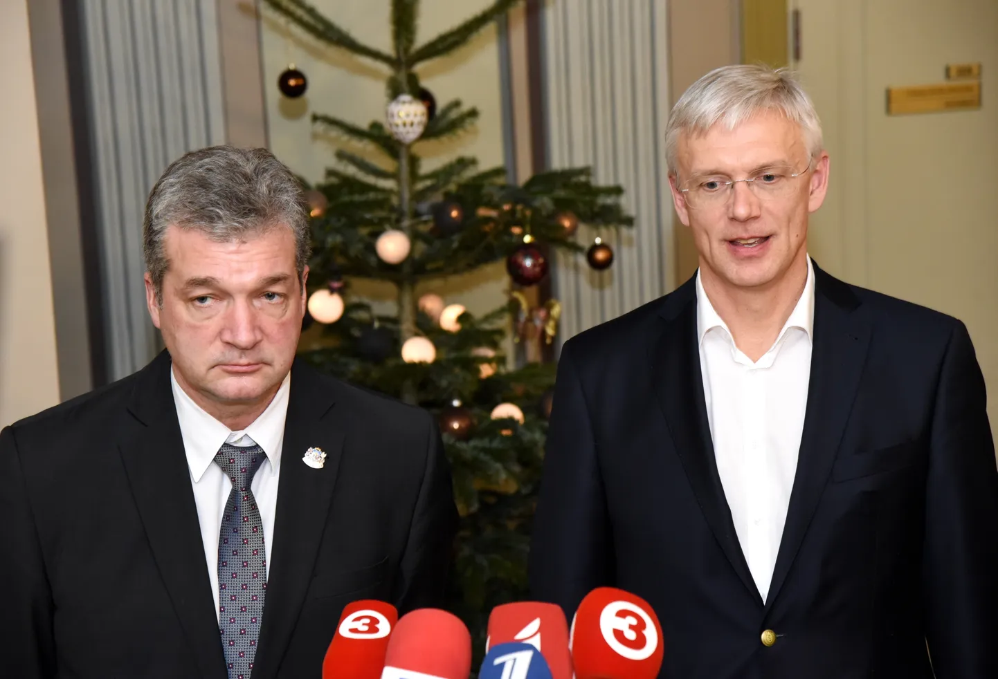 Partijas "KPV LV" Saeimas frakcijas priekšsēdētājs Atis Zakatistovs (no kreisās) un partiju apvienības "Jaunā Vienotība" Ministru prezidenta amata kanidāts Krišjānis Kariņš