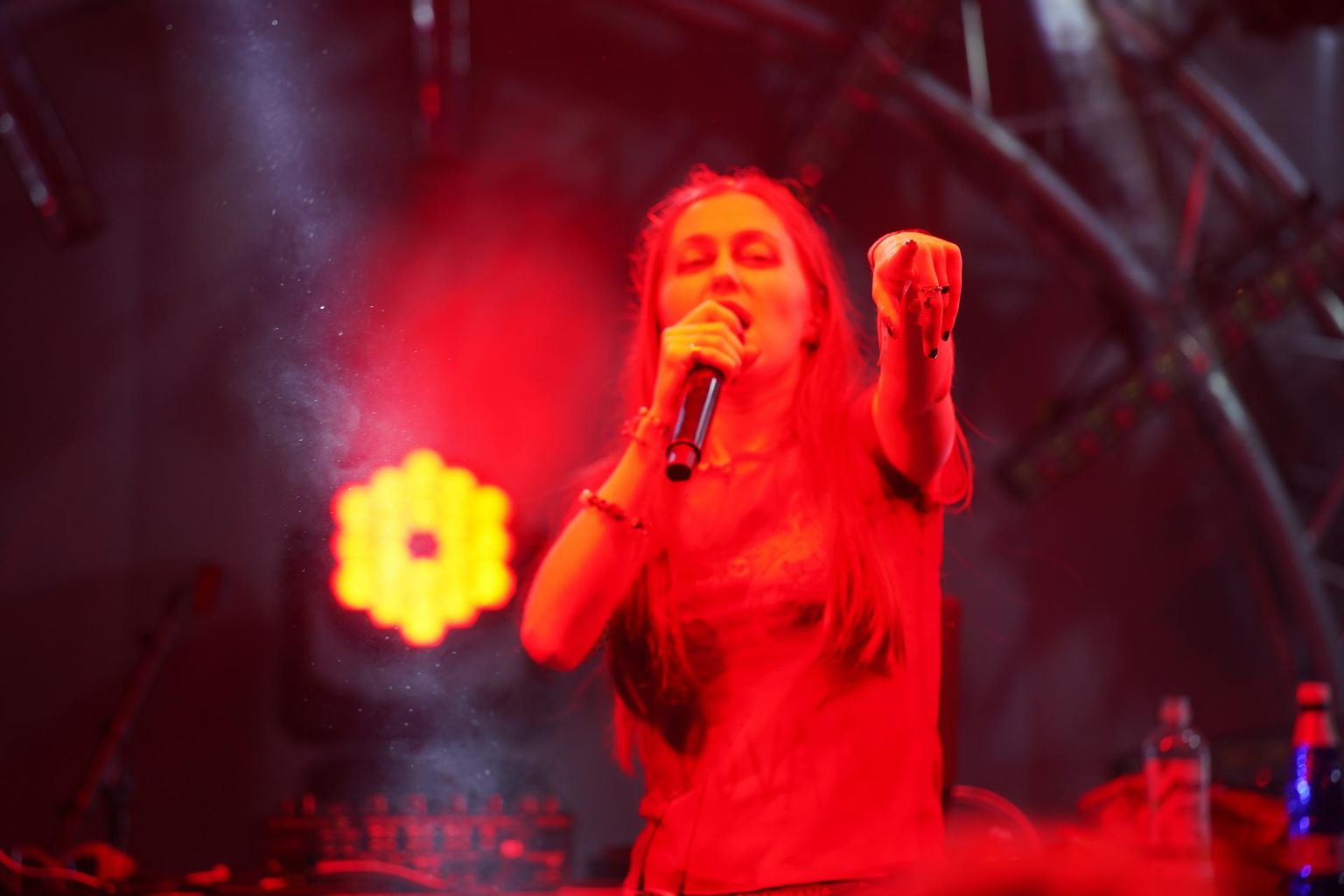 Valge Tüdruk punases valguses: muusikaliselt kõlab ta nagu varajane Miss Kittin, retsiteerides külma
tundetooniga poliitiliselt tabavat lüürikat.