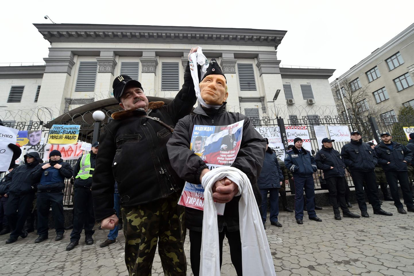Protestijad eile Kiievis Vene saatkonna ees.