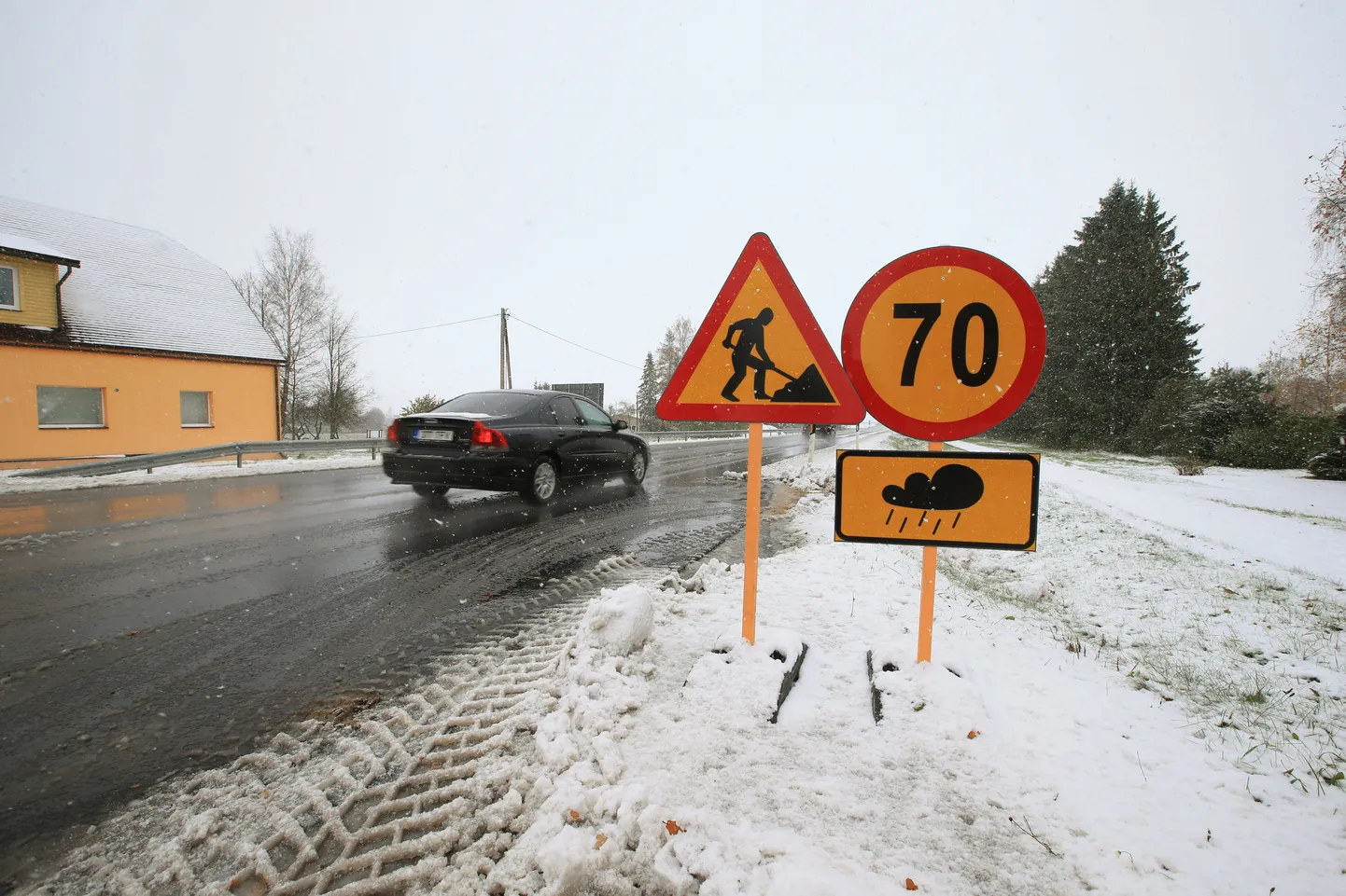 Kuigi asfalt on Viljandi maanteel juba mõnda aega ilus sile, kehtib seal kiiruspiirang, sest vajalikud jooned on teekattele tõmbamata. Näiteks Rõhul, aga ka mitmel pool mujal manitsevad autojuhte mitte kiirustama liiklusmärgid.