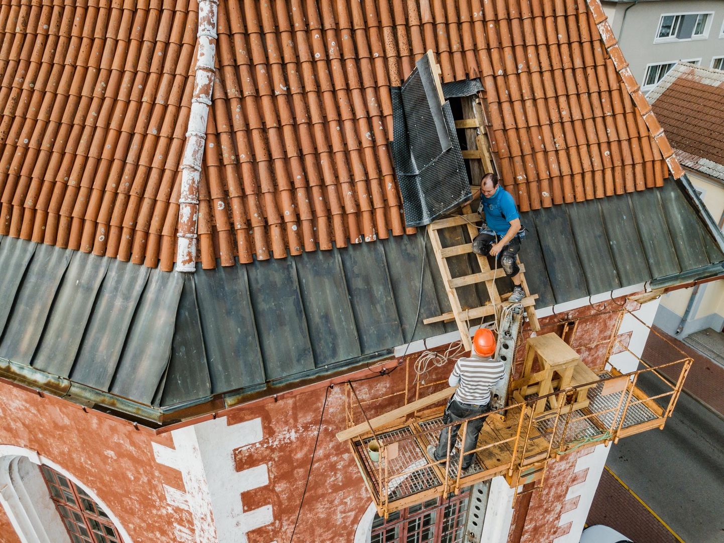 Pärnu Eliisabeti kiriku pööningul käib katusesõrestiku ja laetalade pehkinud osade proteesimine. Materjal taritakse katuse alla luugi ­kaudu kirikukantselei hoovist.