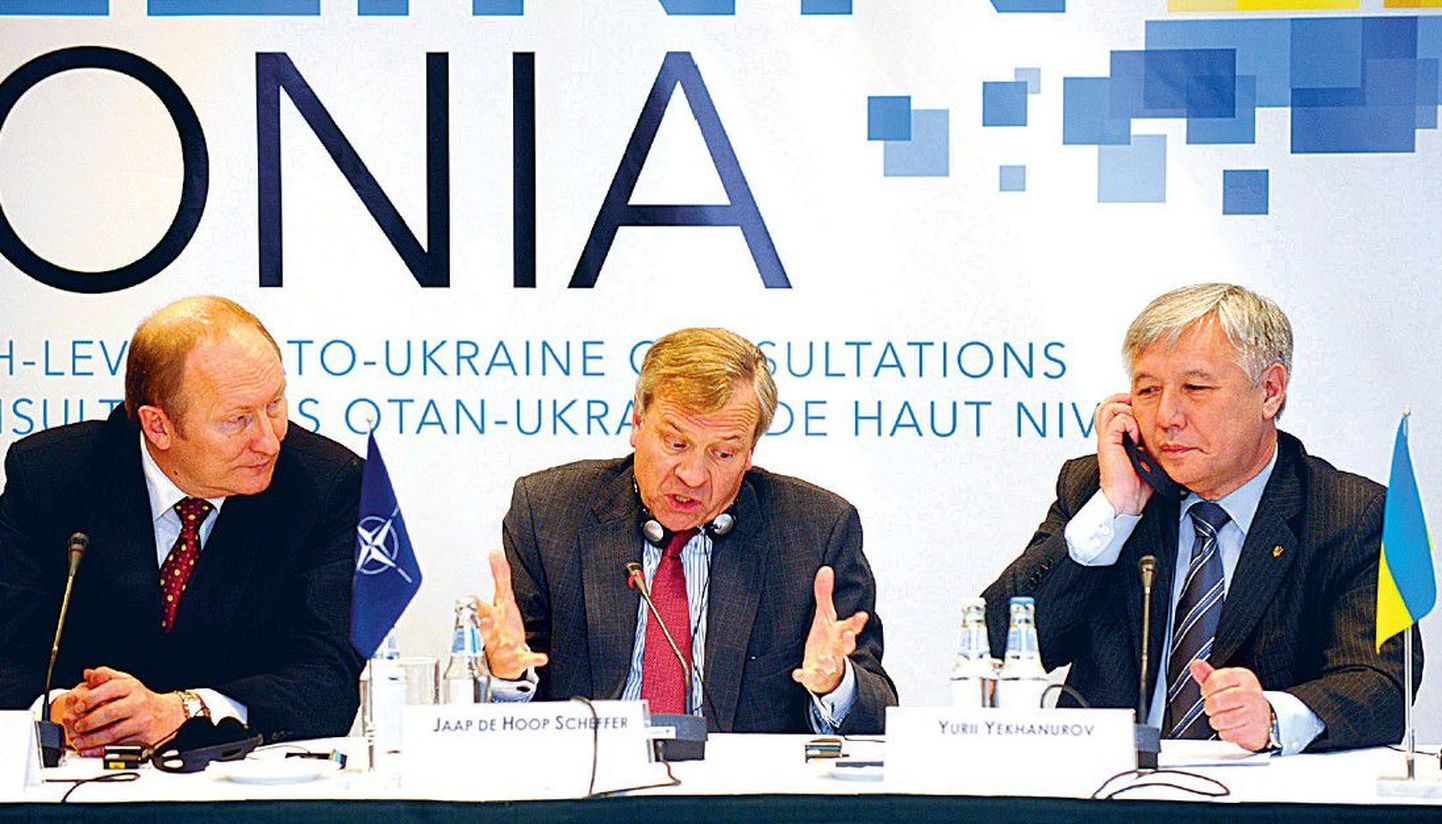 Kaitseministrite Jaak Aaviksoo (vasakul) ja Juri Jehhanuroviga (paremal) pressikonverentsi andnud NATO peasekretär Jaap de Hoop Scheffer (keskel) meenutas raadas puhkenud
kaklusega uudistesse jõudnud ukrainlastele küll, et poksimise eest antakse medaleid olümpial, mitte parlamendis, kuid lisas, et tema arvates Ukraina demokraatia toimib.